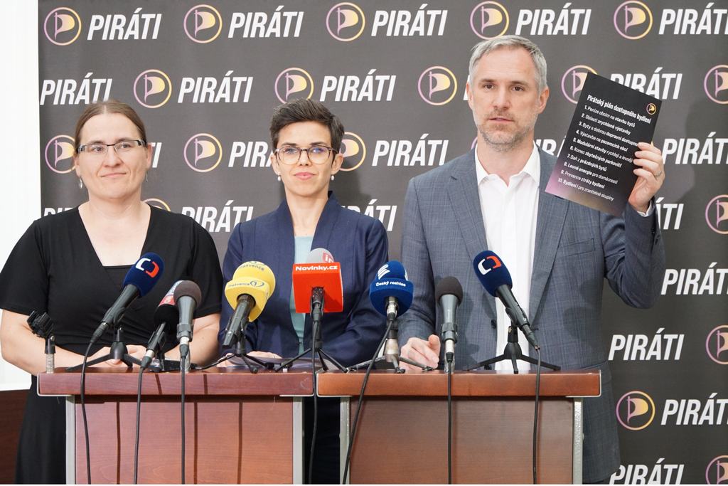 Vláda nemá plán, jak řešit krizi bydlení. Oslabuje podporu lidem a přináší chaos do výstavby, varují Piráti