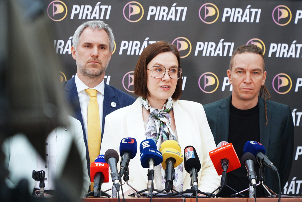 Piráti zabránili zvolení Matochy a Bradáče do Rady ČT. Díky našim posudkům a tlaku proběhla volba veřejně, komentuje Hoffmannová