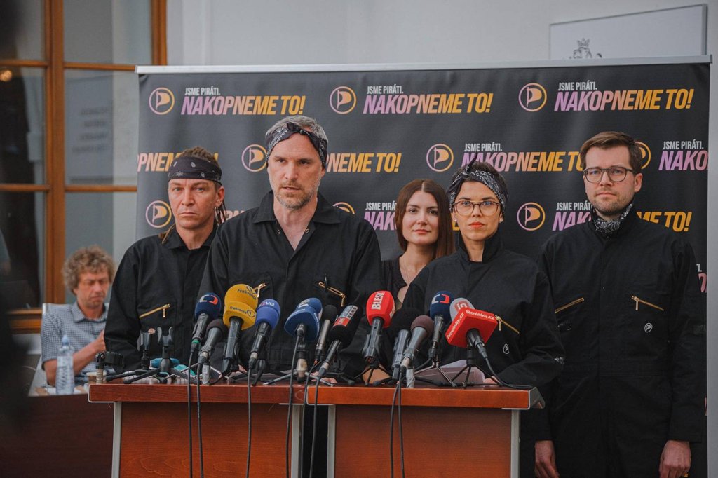 Piráti trvají na obsazení dvou ministerstev odborníky, jinak podpoří vyslovení nedůvěry vládě