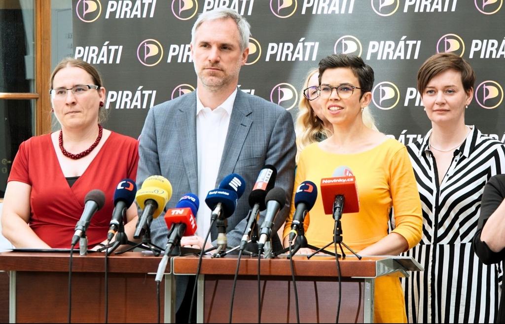 Zvýšení rodičovského příspěvku nepokryje ani inflaci. Rodinám dál chybí jistota, upozorňují Piráti a navrhují valorizaci